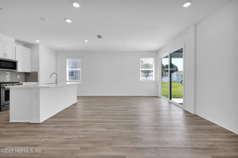 Spacious, unfurnished interior of a new home in Murray Farms, Middleburg (Image 19).