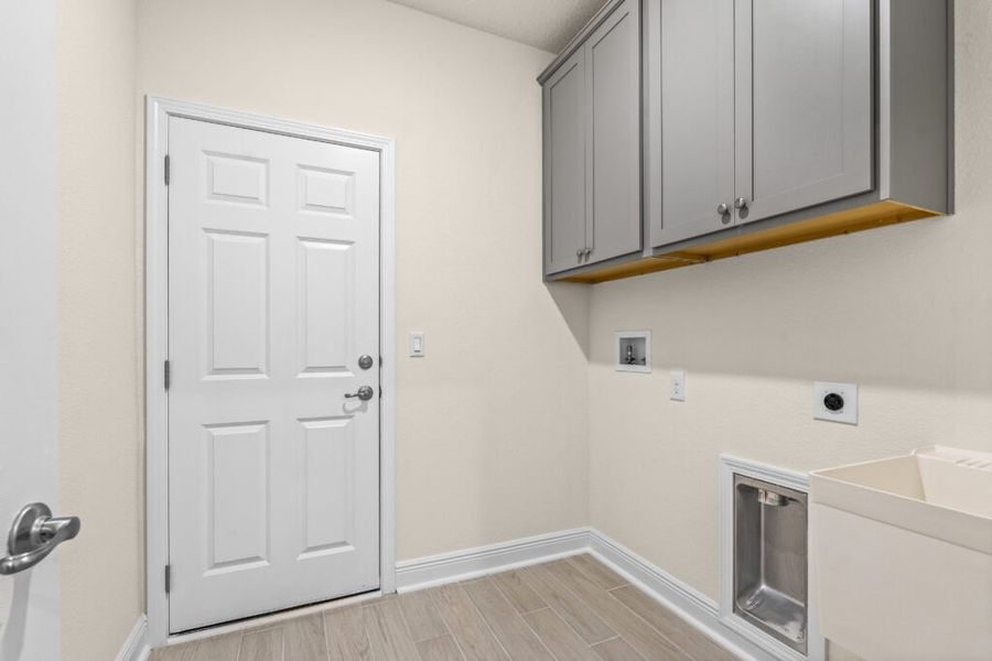 Furnished interior view inside a new home in Lake Merial, Panama City (Image 3).