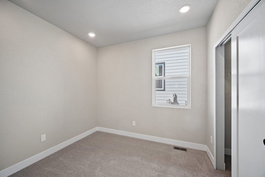 Spacious, unfurnished interior of a new home in Trails at Aspen Ridge-3, Colorado Springs (Image 10).