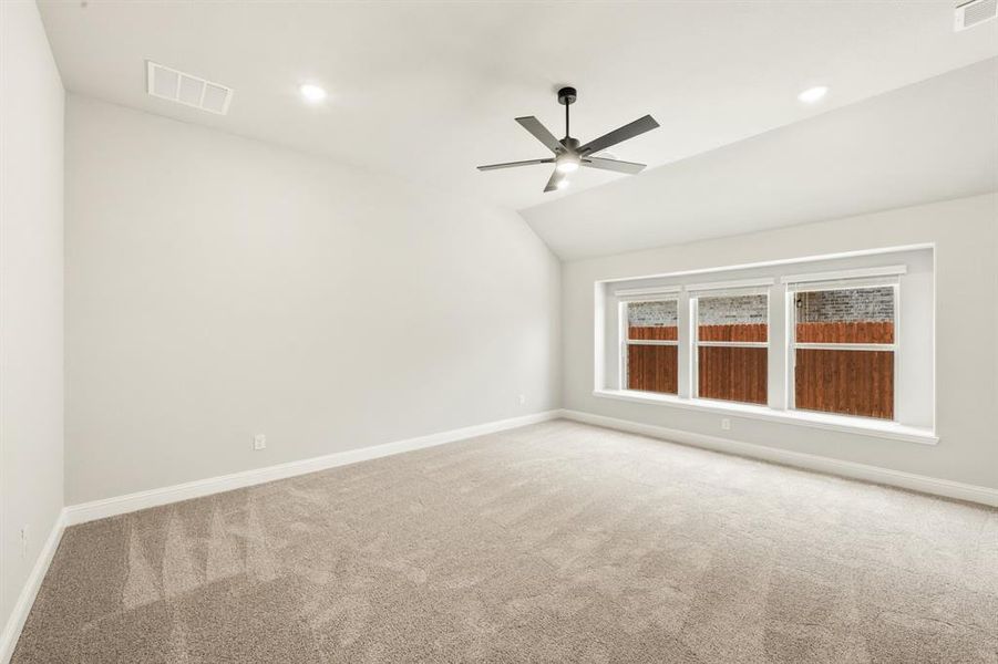 Spacious, unfurnished interior of a new home in The Retreat at North Grove 60, Waxahachie (Image 28).