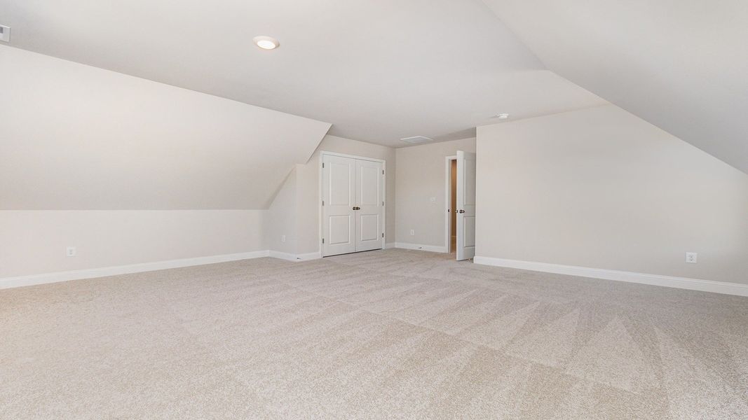 Spacious, unfurnished interior of a new home in Heron Pointe, Myrtle Beach (Image 28).