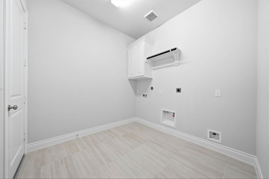 Spacious, unfurnished interior of a new home in Bridgeland 50′, Cypress (Image 36).