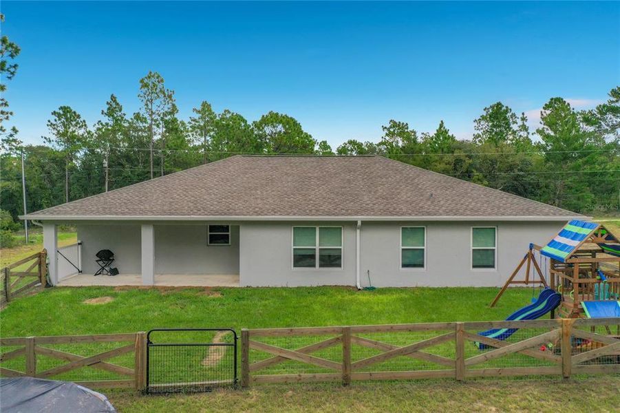 Exterior details and patio area of a home in , Dunnellon (Image 30).
