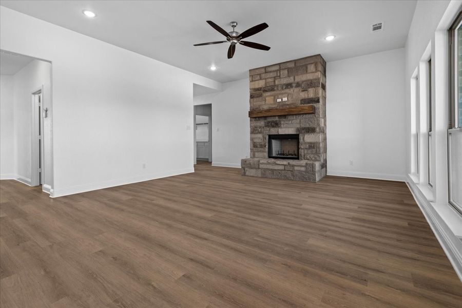 Spacious, unfurnished interior of a new home in Honeysuckle Ranch, Paradise (Image 31).