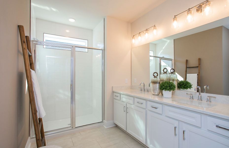 Owner's bath in new home design at 55+ Active Adult Del Webb near Nashville. Owner's bath in new home design at 55+ Active Adult Del Webb near Nashville.