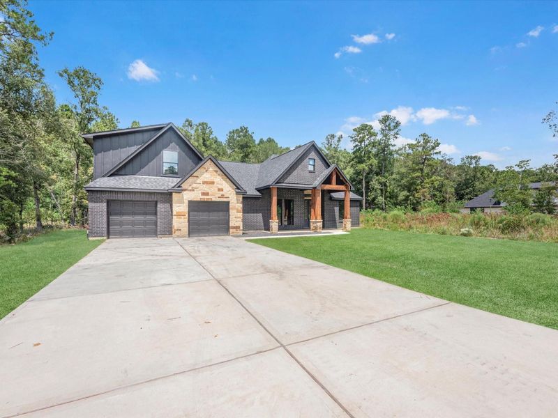 Your new home is waiting! This long driveway is perfect for hosting or for recreational vehicles!