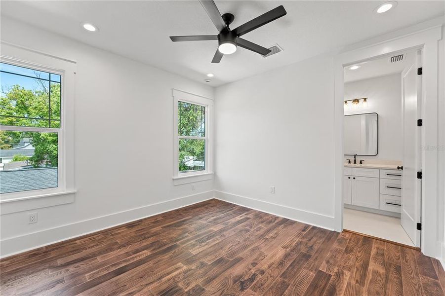 Spacious, unfurnished interior of a new home in , Tampa (Image 39).