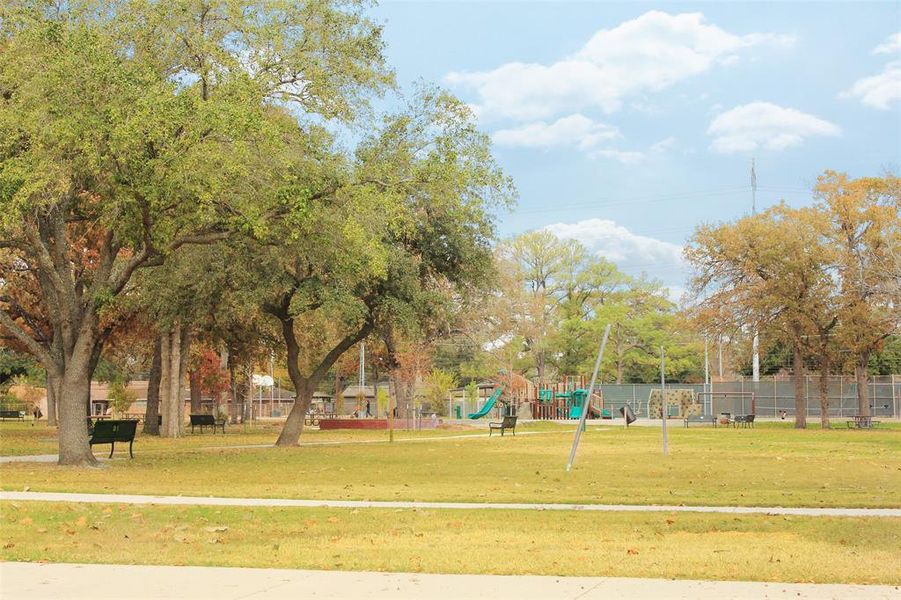 Palisades Park: Located in one of Houston's most desirable neighborhoods. Easy access to all major highways, the community is only minutes from Memorial Park, The Heights, Galleria, Downtown & Washington Corridor & many recreational parks at walking distance.