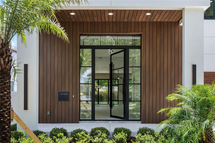 Exterior details and patio area of a home in , Orlando (Image 3).