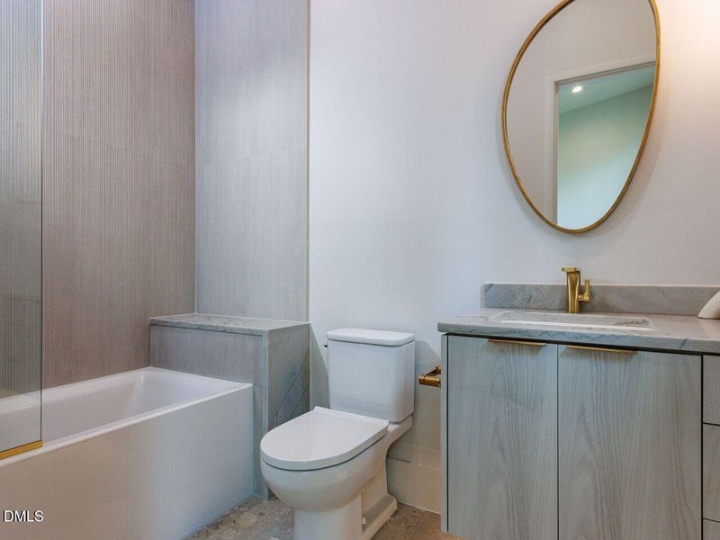 043-1280x960-bathroom