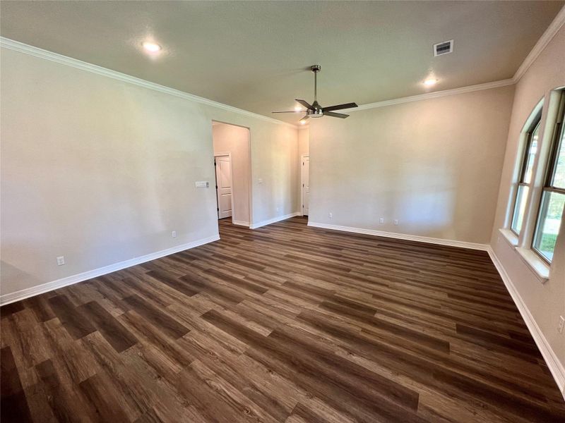 Spacious, unfurnished interior of a new home in , Angleton (Image 33).