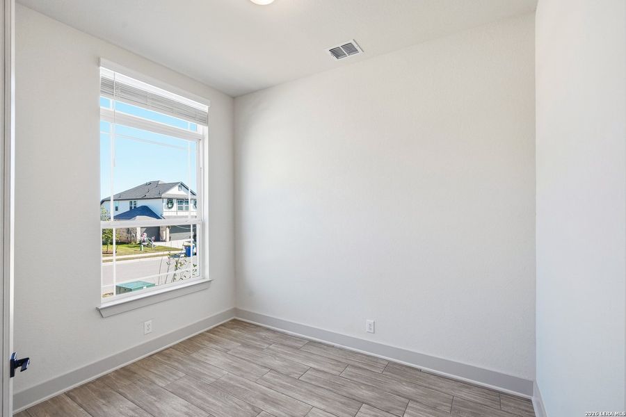 Spacious, unfurnished interior of a new home in Buffalo Crossing, Cibolo (Image 22).