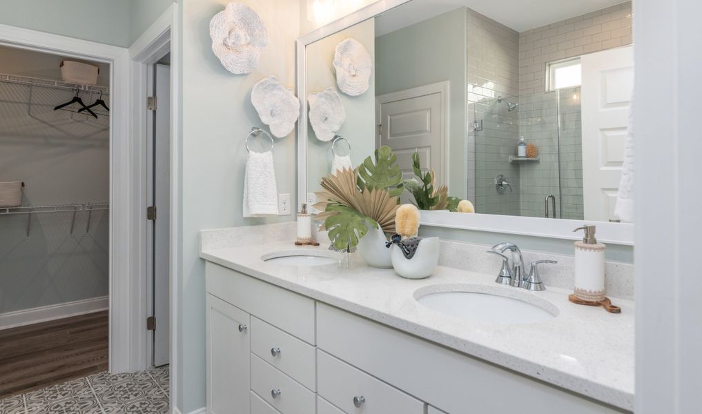 Dual sinks in owner's bath