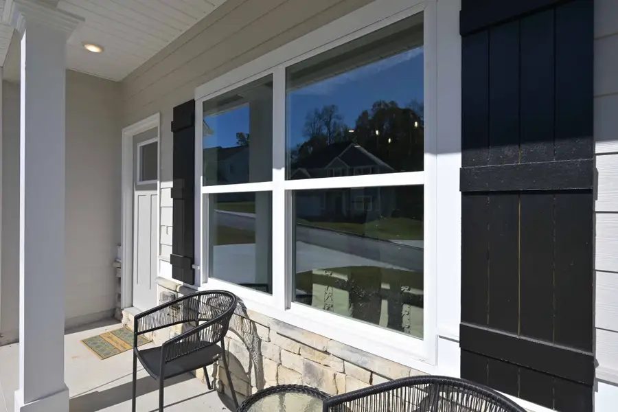 Exterior details and patio area of a home in Lake Shore, Temple (Image 3).