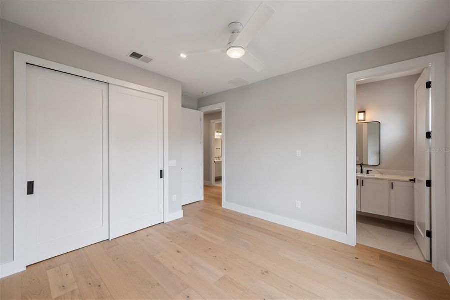 Spacious, unfurnished interior of a new home in College Park, Orlando (Image 20).