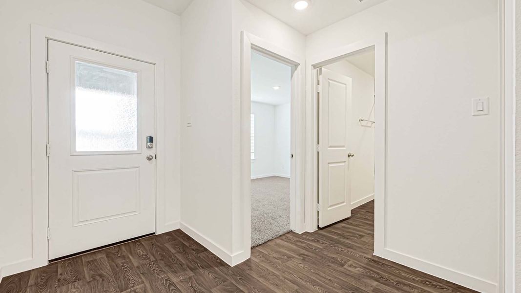 Representative unfurnished interior of a home built from the Cali by D.R. Horton in Holly Ridge, Rosenberg (Image 27).