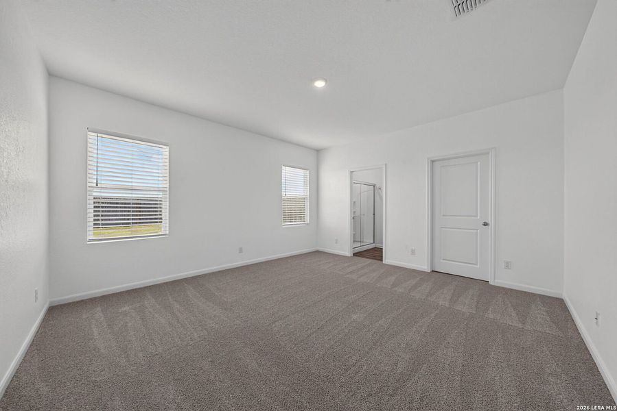 Spacious, unfurnished interior of a new home in Hennersby Hollow, San Antonio (Image 24).