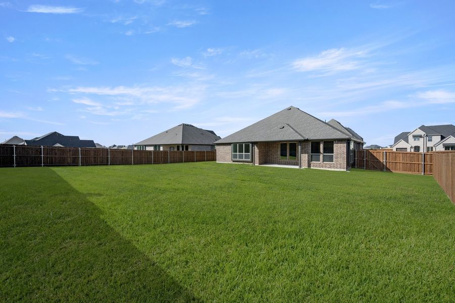 Exterior details and patio area of a home in Myrtle Creek, Waxahachie (Image 22).