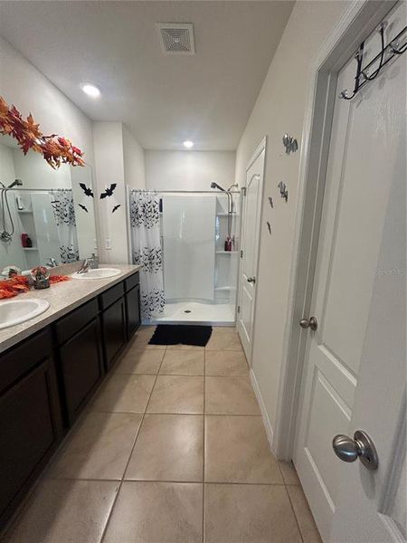 Furnished interior view inside a new home in , Davenport (Image 40).
