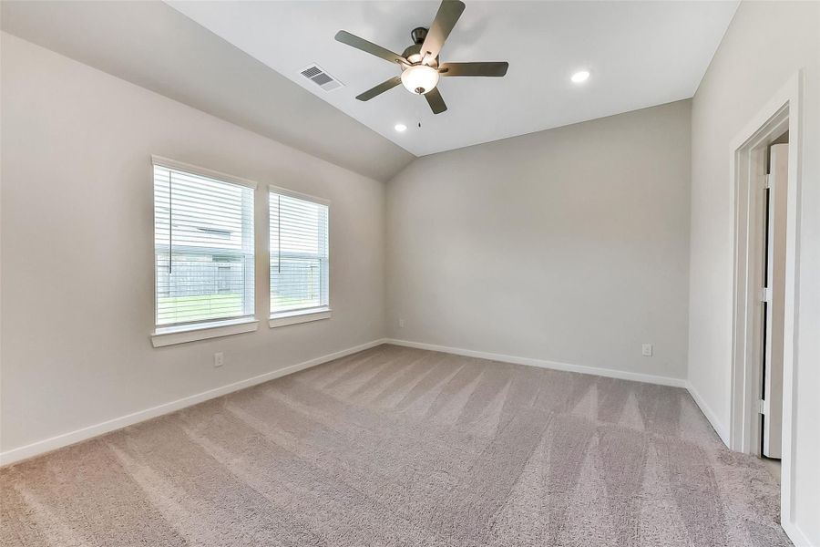 Spacious, unfurnished interior of a new home in River Ranch Meadows, Dayton (Image 25).