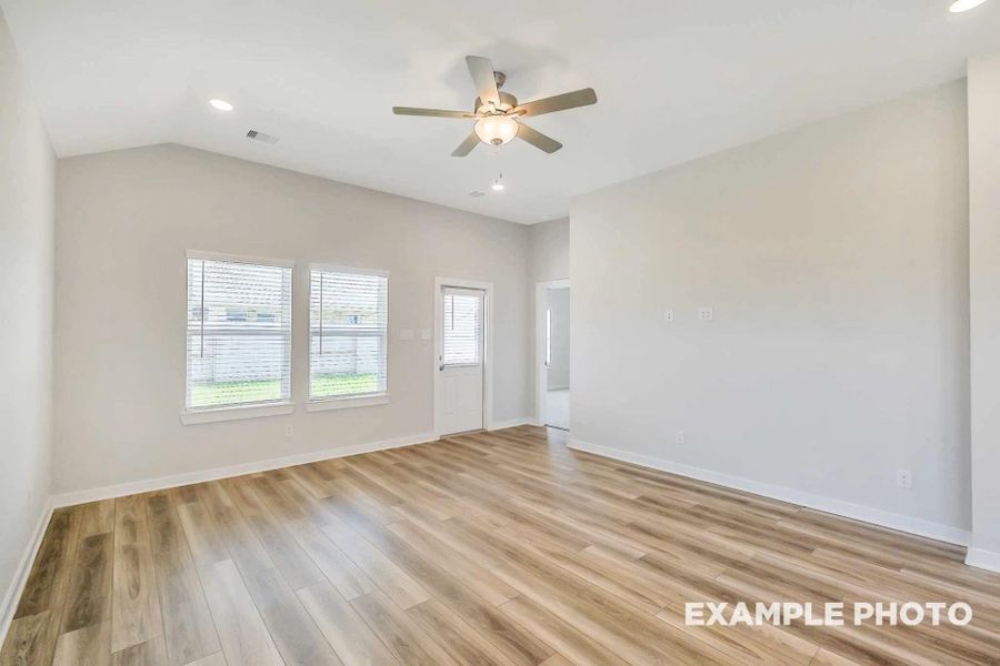 Spacious, unfurnished interior of a new home in , Rosharon (Image 10).