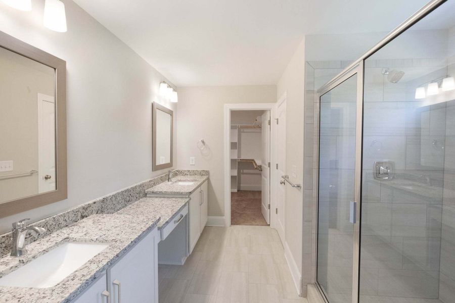 Bath Layout 2 w/ Built-in Makeup Vanity Option