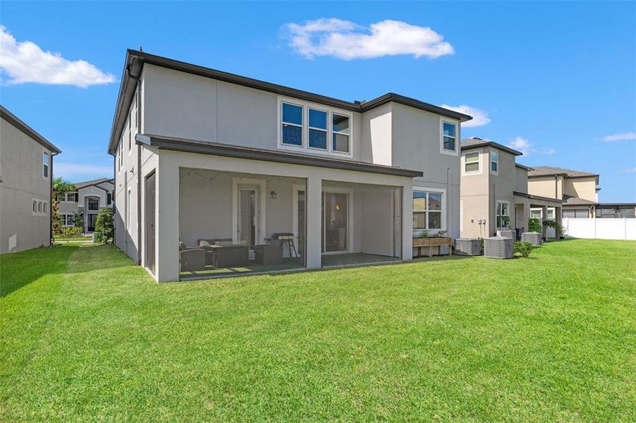 Exterior details and patio area of a home in , Wesley Chapel (Image 1).
