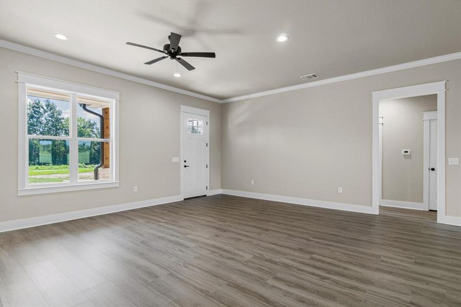 Spacious, unfurnished interior of a new home in , Van (Image 10).