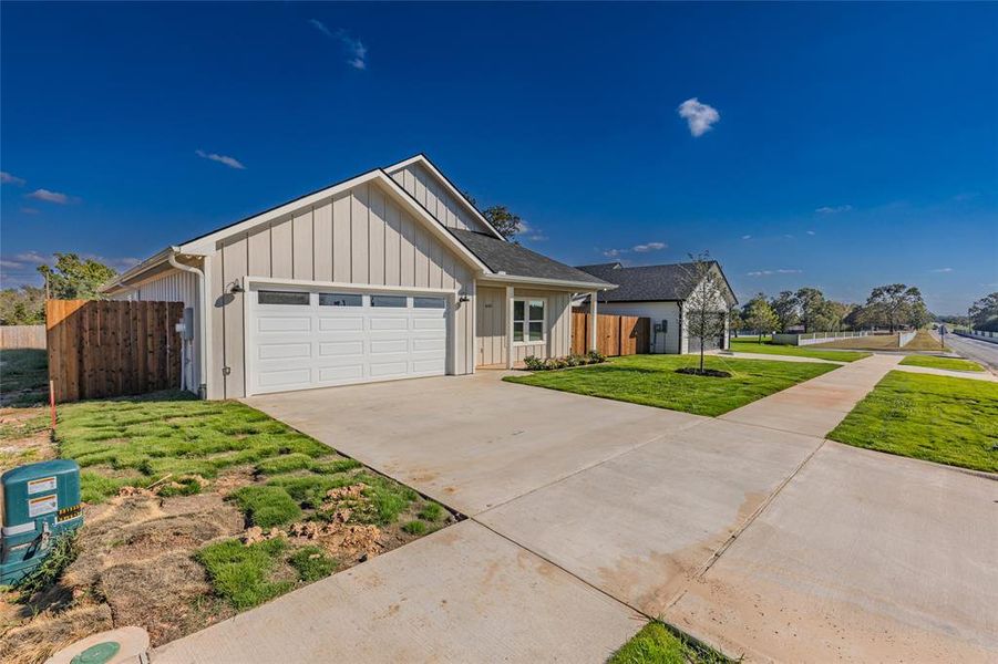 Exterior details and patio area of a home in , Sulphur Springs (Image 23).
