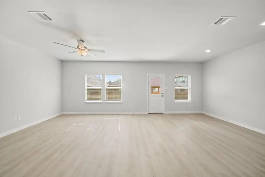 Spacious, unfurnished interior of a new home in Lexington Heights, Willis (Image 18).