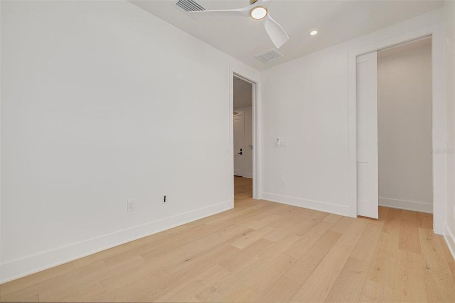 Spacious, unfurnished interior of a new home in , St. Petersburg (Image 41).