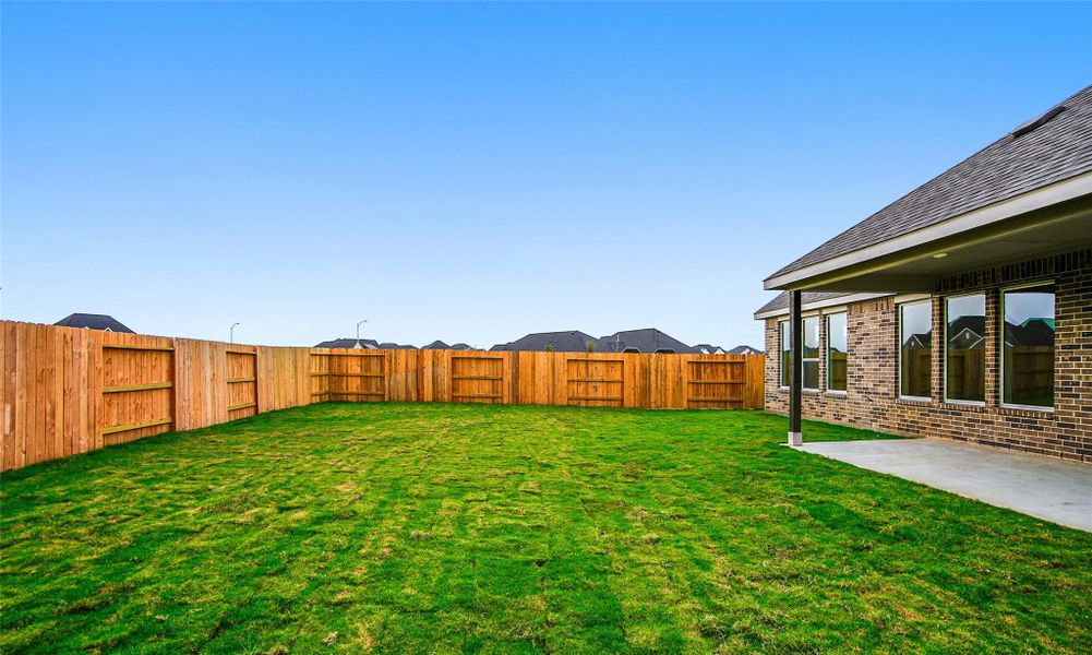 Exterior details and patio area of a home in Brookewater, Rosenberg (Image 3).