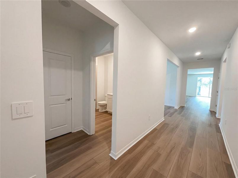 Spacious, unfurnished interior of a new home in Grand Park, Dunnellon (Image 20).