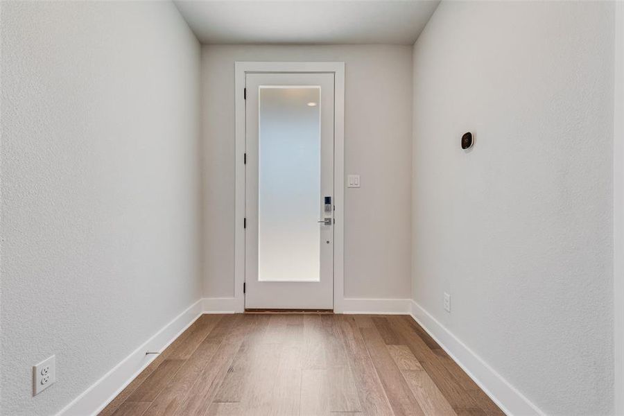 Spacious, unfurnished interior of a new home in Collin Creek, Plano (Image 18).