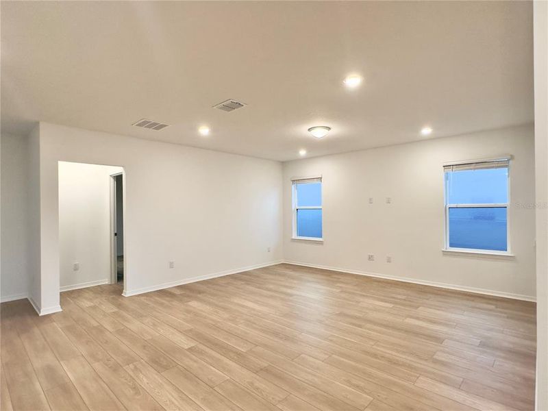 Spacious, unfurnished interior of a new home in Parkside Trails, Clermont (Image 38).