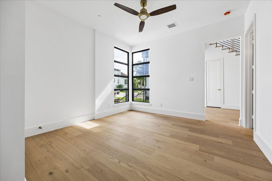 Spacious, unfurnished interior of a new home in , Bellaire (Image 9).