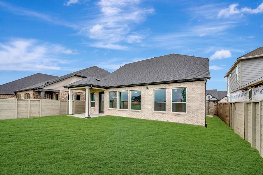 Exterior details and patio area of a home in , League City (Image 4).