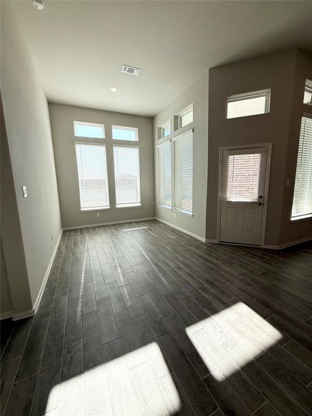 Spacious, unfurnished interior of a new home in , Iowa Colony (Image 17).