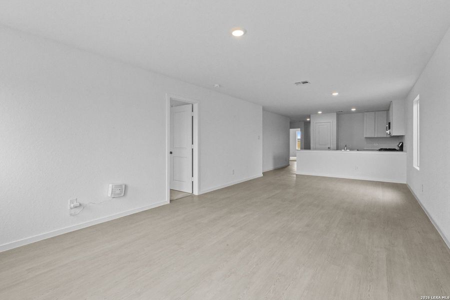 Spacious, unfurnished interior of a new home in Spring Grove, St. Hedwig (Image 18).