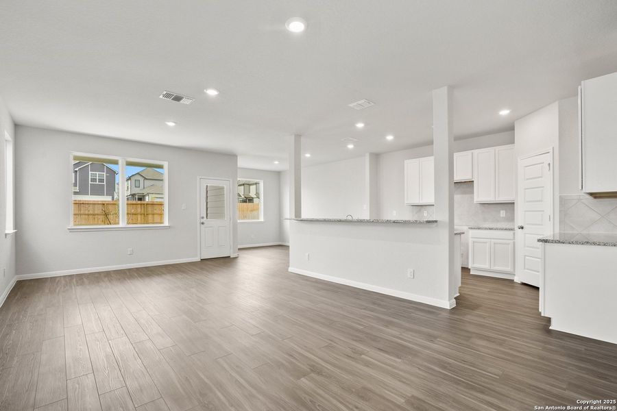 Spacious, unfurnished interior of a new home in Melissa Ranch, San Antonio (Image 28).