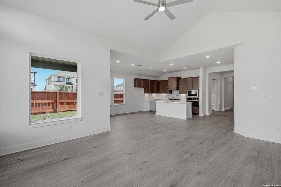 Spacious, unfurnished interior of a new home in Stillwater Ranch, San Antonio (Image 27).