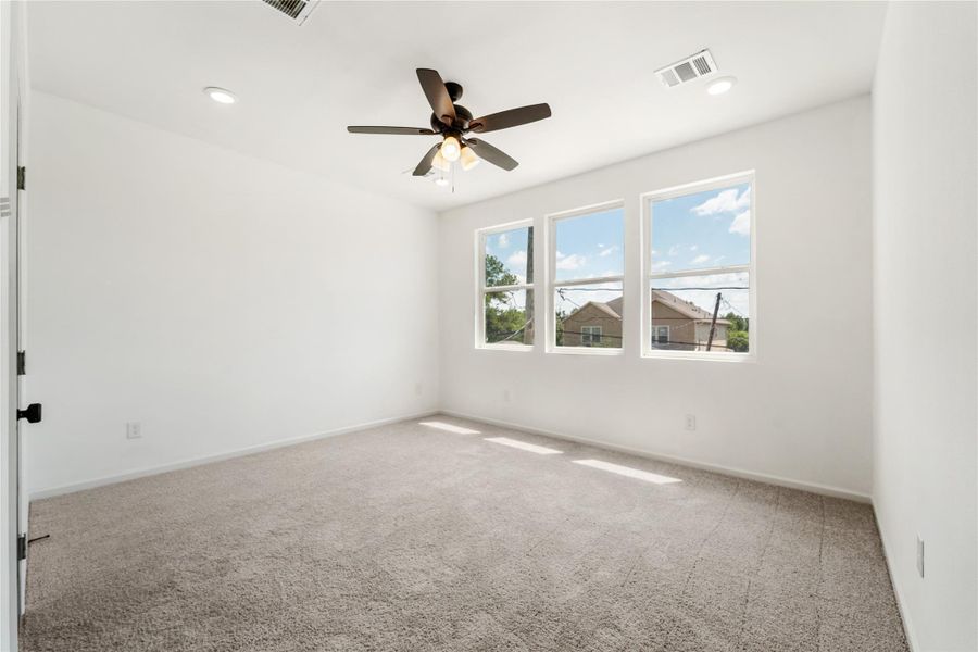 Spacious, unfurnished interior of a new home in , Houston (Image 11).