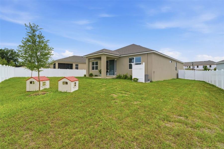 Exterior details and patio area of a home in , Clermont (Image 4).