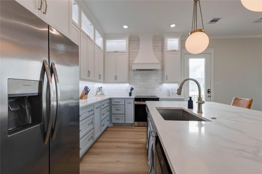 Furnished interior view inside a new home in , Galveston (Image 11).