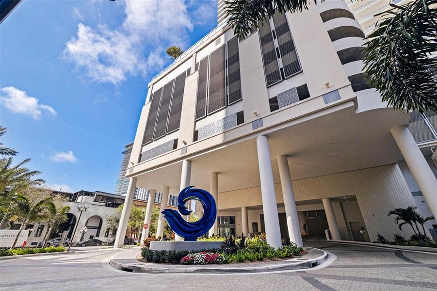 Condo located in St. Petersburg, FL showcasing its design and architecture (Image 40).