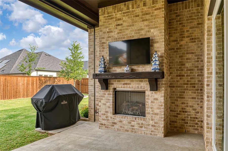 Ventless gas log fireplace