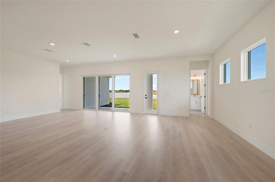 Spacious, unfurnished interior of a new home in Palmera Wellen Park - Classic Series, Venice (Image 9).
