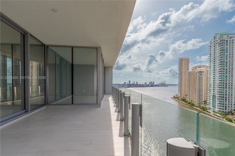 Condo located in Miami, FL showcasing its design and architecture (Image 4).