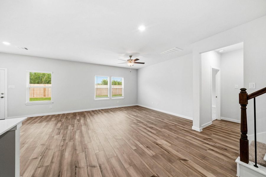 Spacious, unfurnished interior of a new home in Country Creek, Mont Belvieu (Image 11).