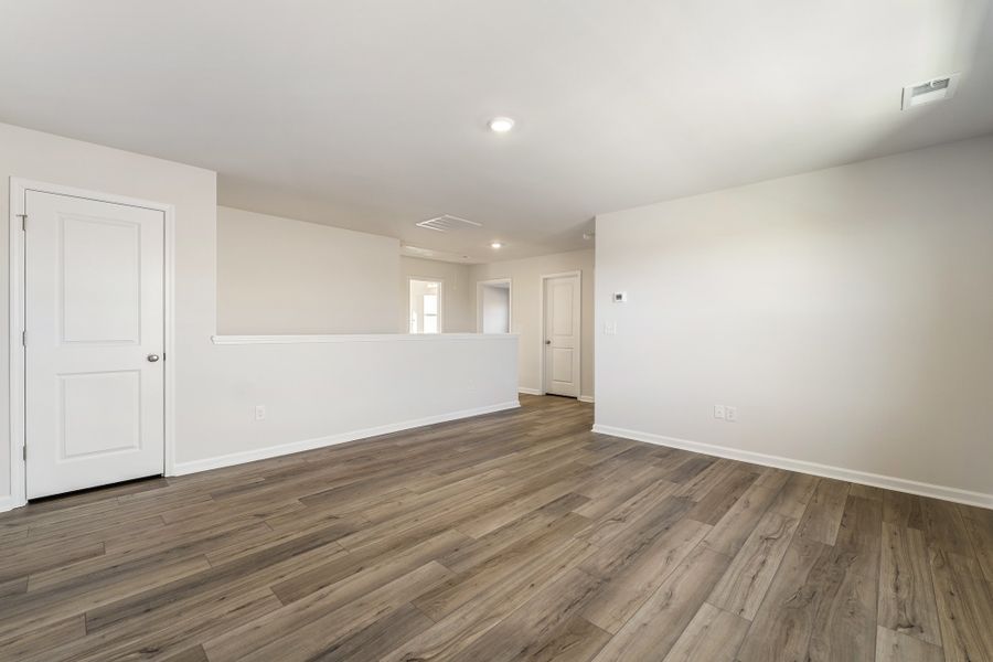 Spacious, unfurnished interior of a new home in Richmond Hill, Inman (Image 24).
